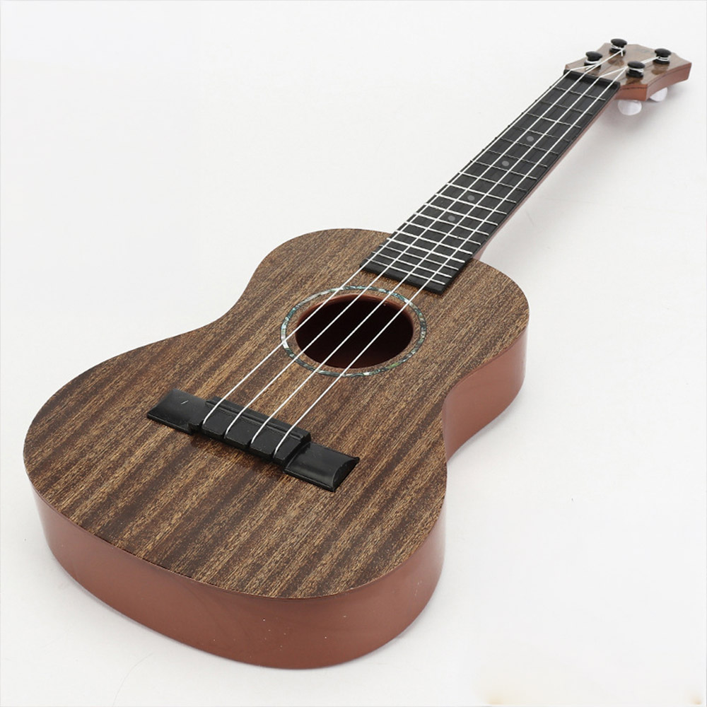 Una chitarra in legno a 4 corde per bambini su sfondo bianco