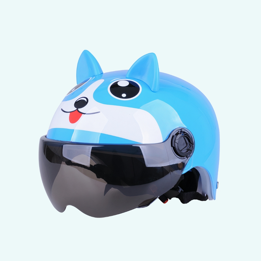 Casco sportivo per bambini a forma di animale con visiera colorata in blu e bianco su sfondo a tinta unita.