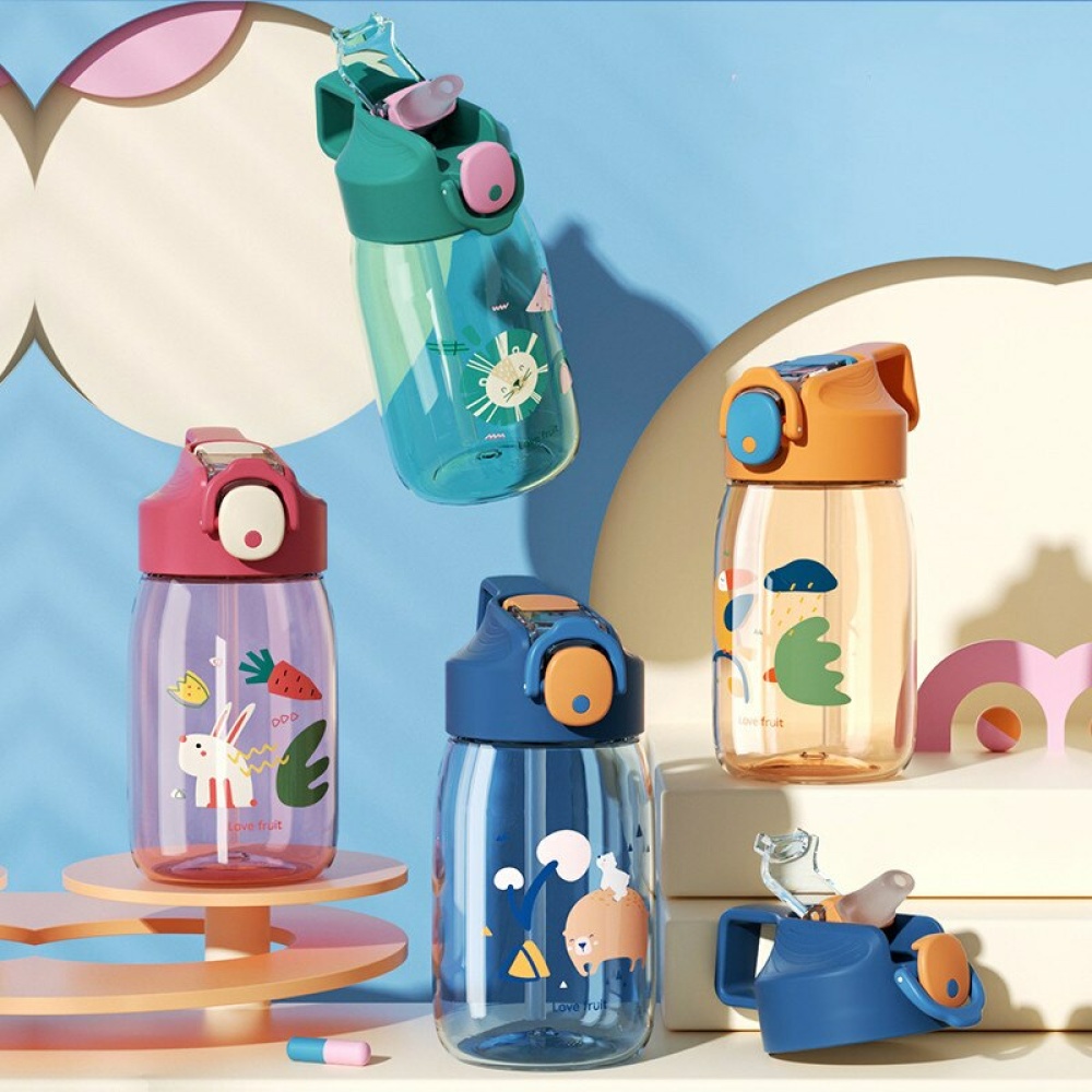 Bottiglia per bambini con motivo cartoon in tritan colorato con sfondo blu e beige