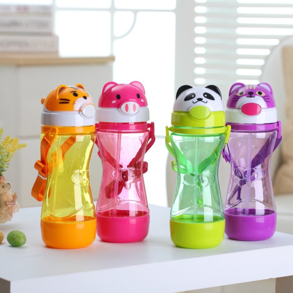 Bottiglia per bambini 450 ml a forma di animale colorato in 3D su un tavolo davanti a una finestra