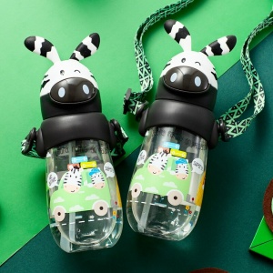 Bottiglia per bambini da 490 ml con cannuccia a forma di animale bianco e nero con sfondo verde