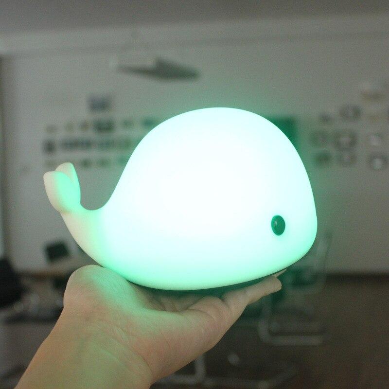 Lampada Benson Duck multicolore distesa con telecomando, luce notturna in silicone ricaricabile, dimmerabile, simpatica anatra, luce notturna per la cameretta dei bambini, lampada da comodino per