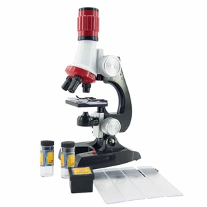Microscopio educativo da 100 a 1200x per bambini bianchi, rossi e neri su sfondo bianco