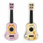 Mini chitarra a 4 corde con stampa di cartoni animati beige e rosa su sfondo bianco