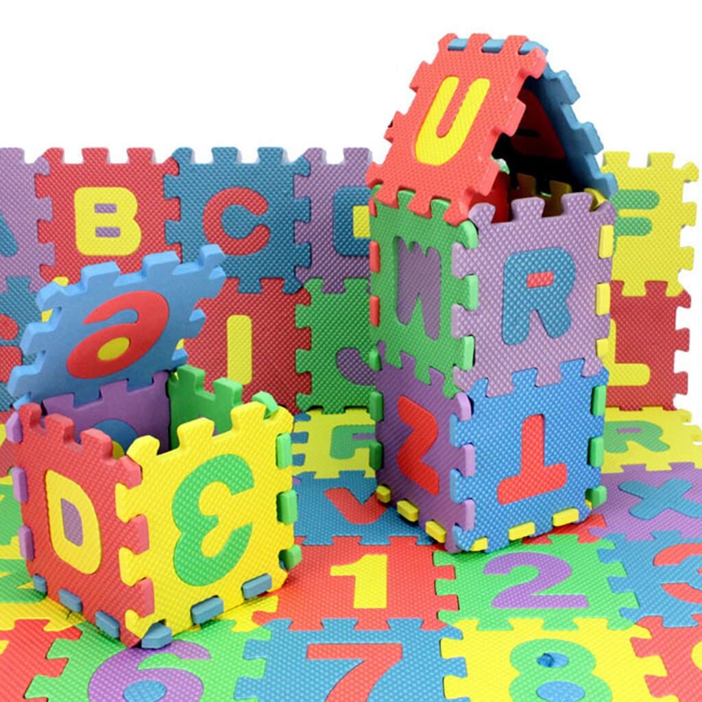 Mini puzzle dell'alfabeto colorato da 36 pezzi per bambini con sfondo bianco