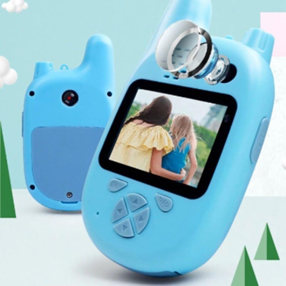 Mini walkie-talkie con fotocamera per bambini in blu su uno sfondo di nuvole blu