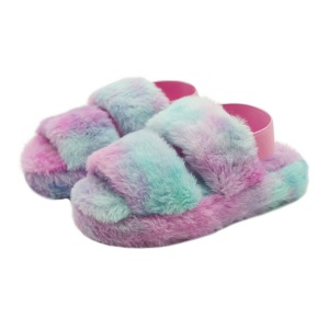 Pantofola invernale di peluche color arcobaleno con sfondo bianco