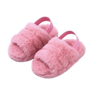 Pantofola invernale di peluche rosa per bambina su sfondo bianco