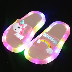 Pantofola unicorno LED colorata per bambine con sfondo nero
