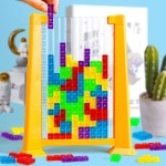 Puzzle 3D colorato per bambini con uno sfondo blu e un cactus