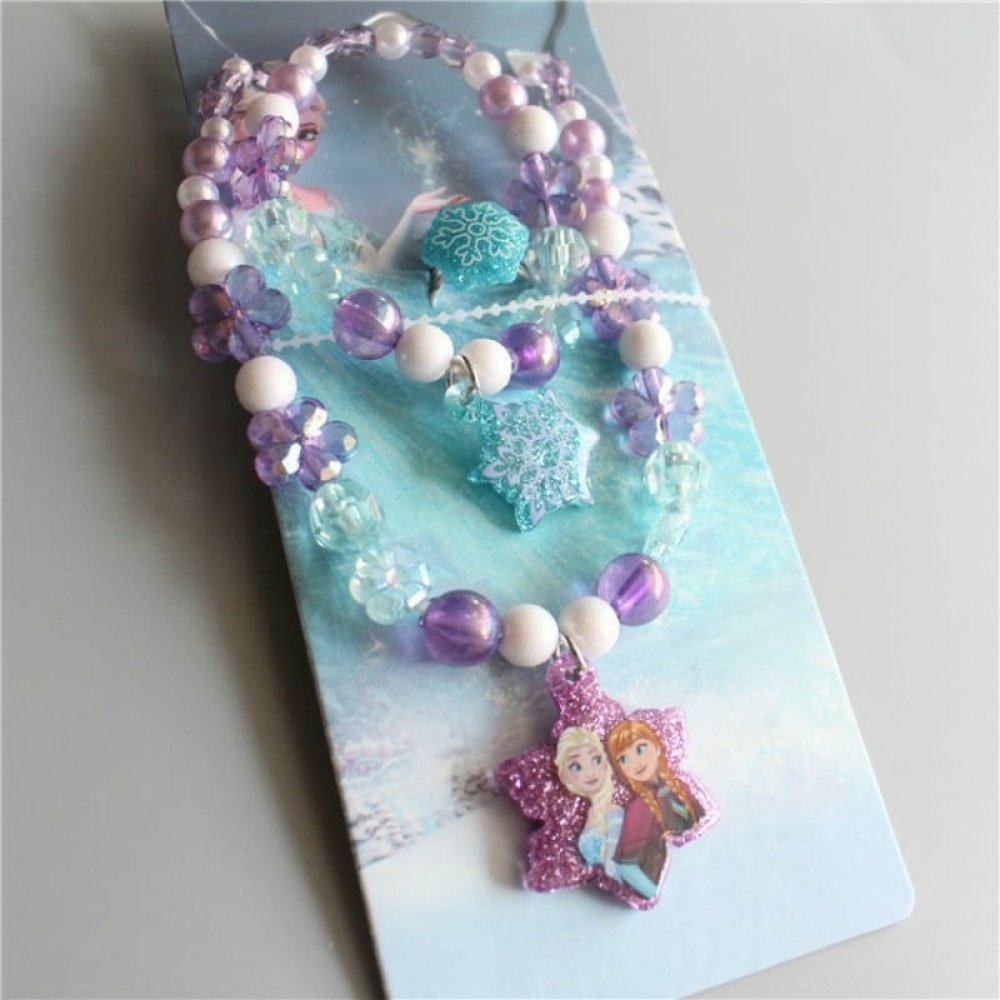 Set di gioielli a 2 pezzi con ciondolo colorato della principessa Disney in viola, bianco e blu su sfondo bianco