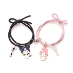 2 pezzi di braccialetto dell'amicizia in cordoncino elastico gemello nero e rosa con filo su sfondo bianco