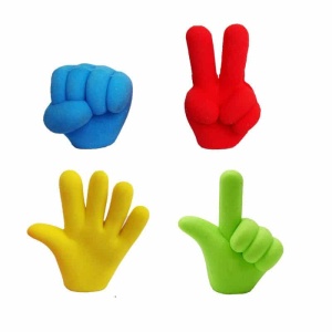 4 gomme da cancellare in gomma a forma di gesti delle dita gialle, verdi, blu e rosse su sfondo bianco