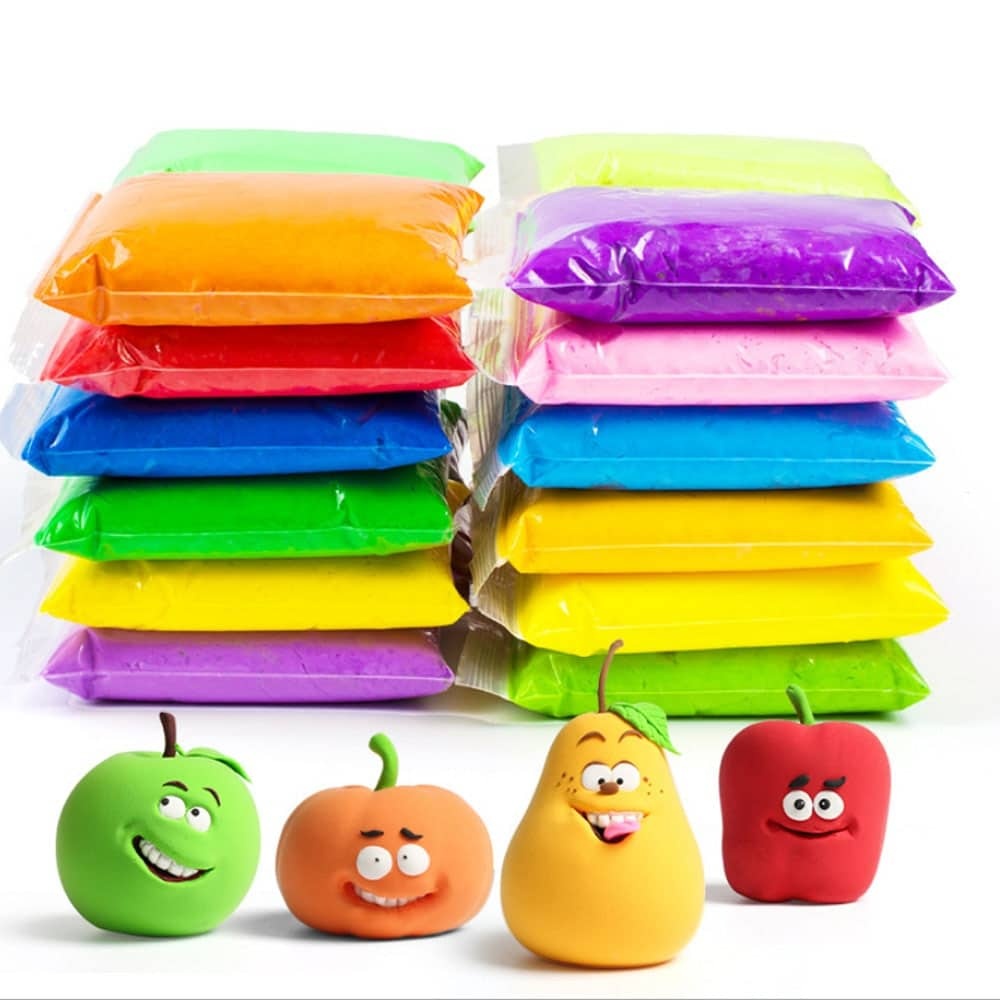 Argilla da modellare super leggera a 12 colori per bambini con mela, arancia, banana e fragola su sfondo bianco