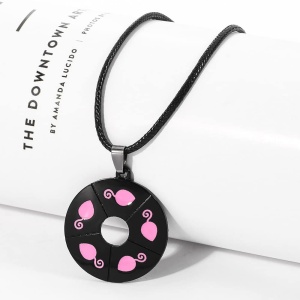 Collana per bambini con ciondolo a motivo di topolino nero e rosa con filo nero su libro ul bianco
