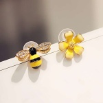 Orecchino a fiore e ape giallo e nero per bambina con borchie dorate