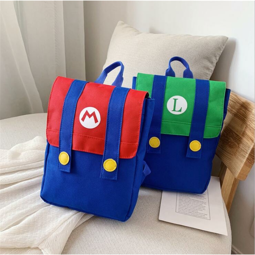 Zaino Super Mario per bambini rosso e blu, verde e blu su un letto con un cuscino