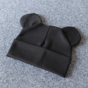 Cuffia in cotone con orecchiette per bambino in nero su sfondo grigio