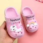 Divertenti pantofole rosa per bambini con unicorno su una mano e design colorato