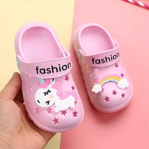 Divertenti pantofole rosa per bambini con unicorno su una mano e design colorato