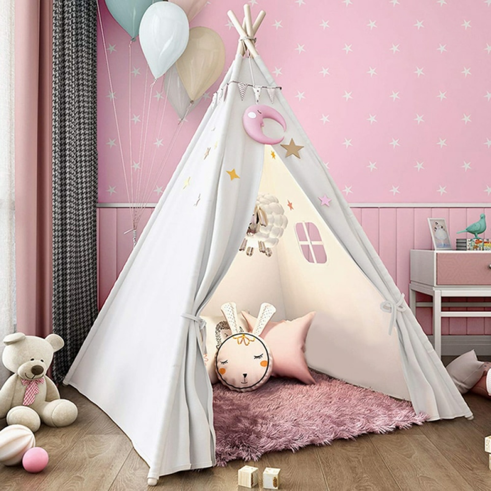 Grande teepee per un bambino in una cameretta rosa con peluche all'interno e all'esterno e palloncini