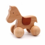 cavallo rotante marrone in legno per bambini