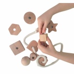 Forme geometriche in legno per bambini con cordoncino bianco