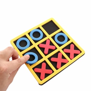 Gioco da tavolo interattivo genitori-figli con croce rossa e palla blu in un quadrato giallo