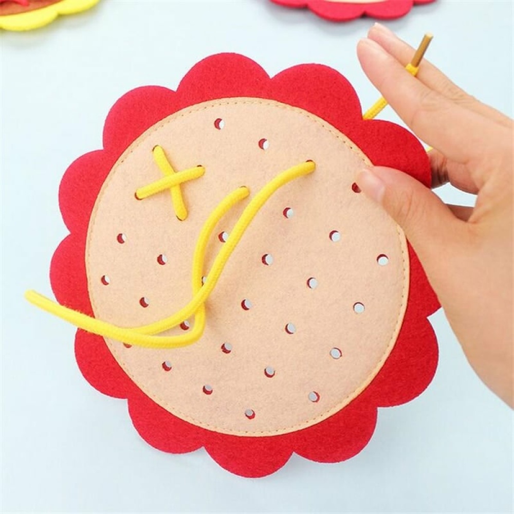 Puzzle a maglia a forma di rosa con mano e filo giallo