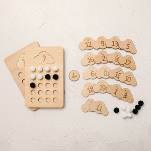 Puzzle educativo di numeri in legno per bambini su un tappeto bianco