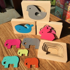 Puzzle educativo in legno colorato per bambini su un tavolo di legno