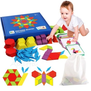 Puzzle educativo in legno colorato per bambini con bambino che gioca e scatola blu