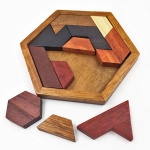 Puzzle esagonale marrone in legno scuro