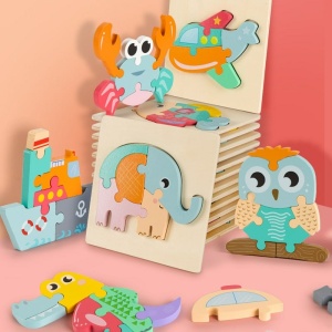 Puzzle in legno 3D per bambini con forme di animali colorati in legno davanti a una parete colorata