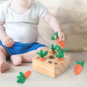 Puzzle in legno del raccolto di carote con bambino su tappeto bianco