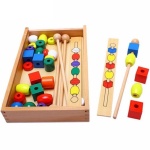 Set di blocchi di perline di legno colorate in una scatola di legno