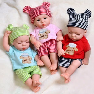 Bambola impermeabile per neonati con vestiti rosa, rossi, verdi e blu su un cappotto bianco