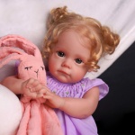 Bambola principessa con coperta a coniglietto rosa e vestito viola