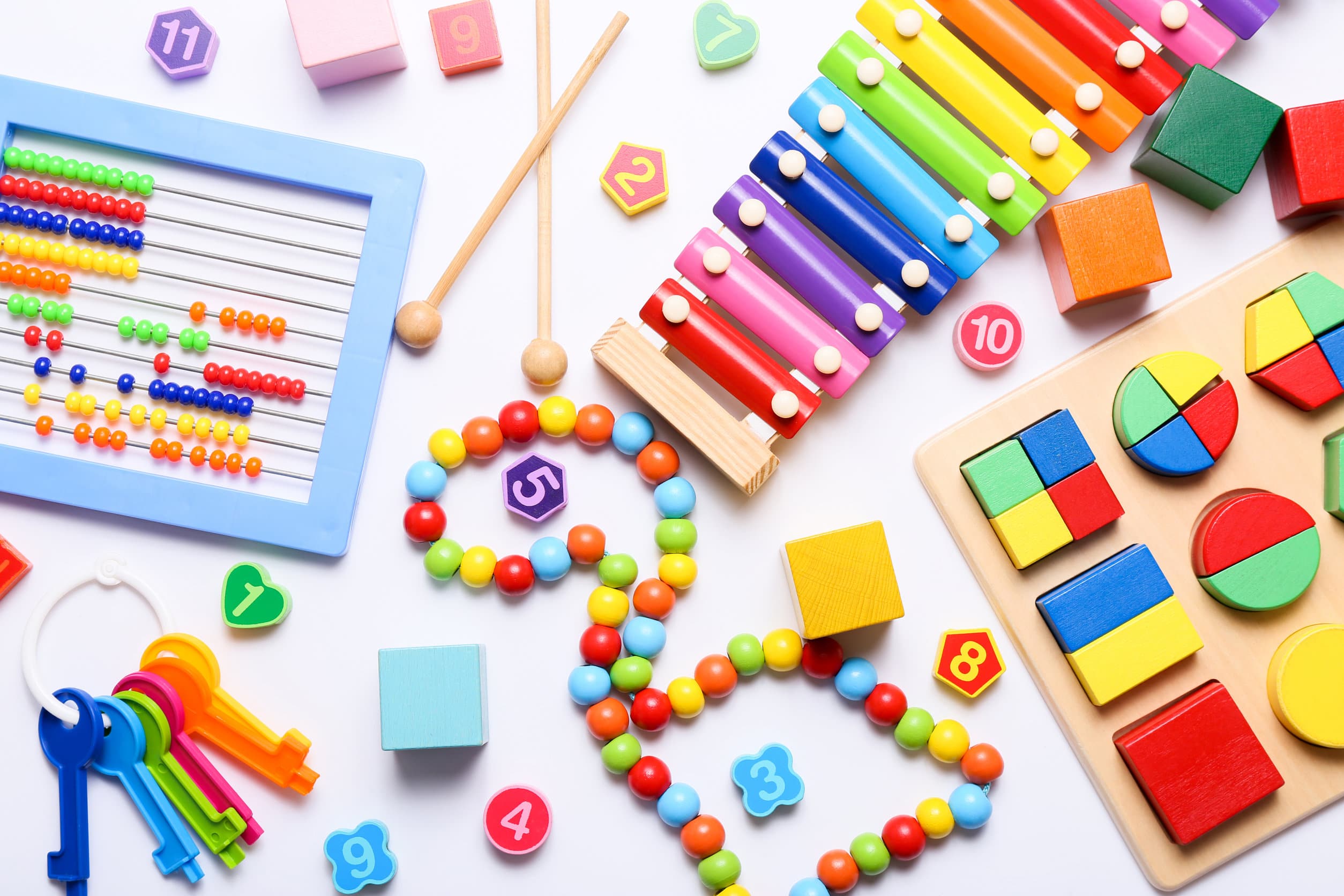 Decine di coloratissimi giocattoli educativi per bambini visti dall'alto