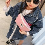 Marsupio in tela per bambini in rosa con bambina in jeans e occhiali da sole