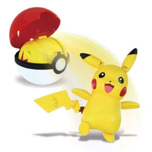Pokéball con statuette Pokémon con pikachu giallo su sfondo bianco