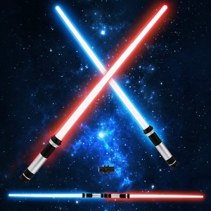 Spada laser rossa e blu di Star Wars con sfondo di cielo spaziale