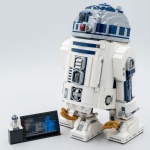 Il robot R2D2 da costruire con i blocchi bianchi e blu in stile Lego
