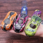 Set di auto da corsa a catapulta arancione, verde e viola