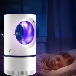 Lampada antizanzare UV bianca e viola per bambini in una cameretta con una bambina