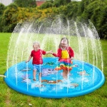 Tappeto a getto d'acqua in stile piscina per bambini con bambino e bambina all'interno