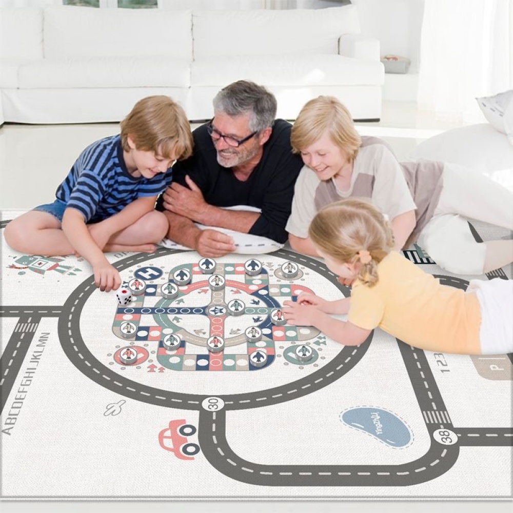 famiglia che gioca insieme con un tappeto da gioco con circuiti per le macchine