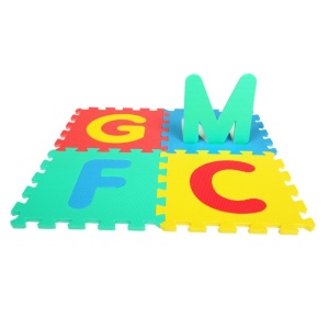 Tappeto puzzle colorato con motivi di lettere