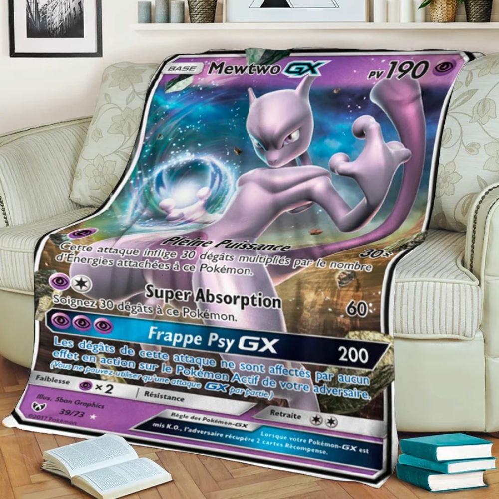 Coperta con carta viola Pokémon Mewtwo GX per bambini su un divano bianco con libri
