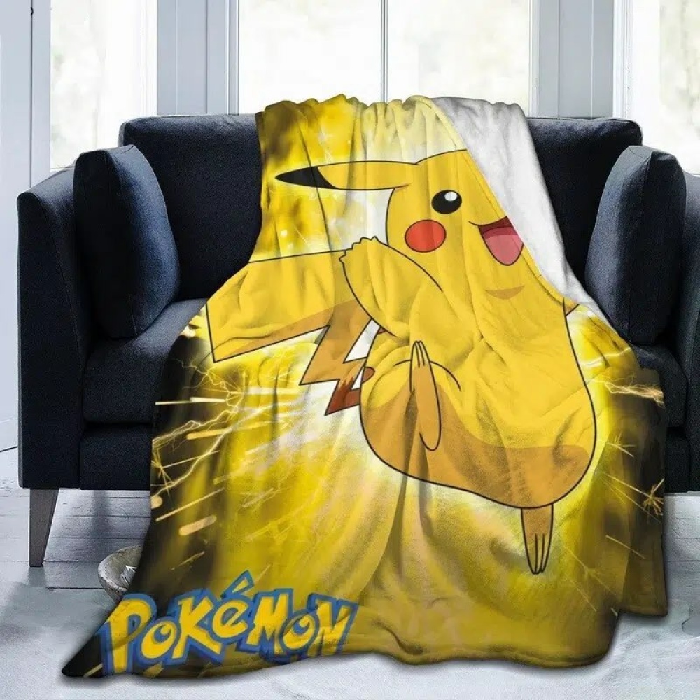 Coperta gialla Pokémon Pikachu per bambini su un divano nero davanti a una finestra
